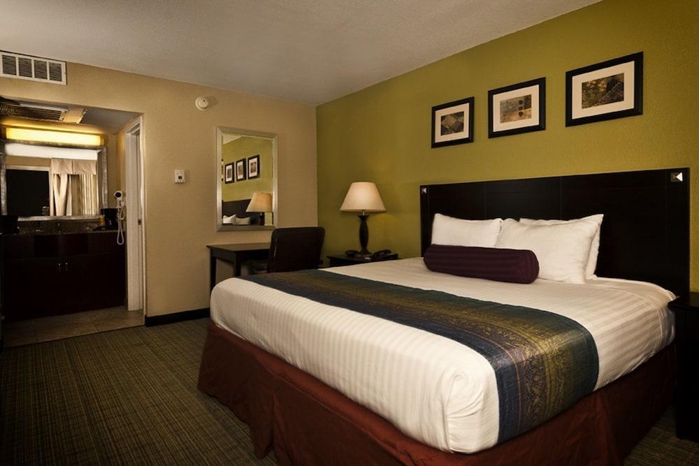 Hotel Grand Texan And Convention Center 3*